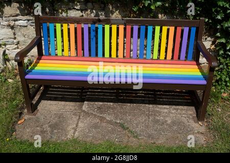 Regenbogenfarbene Bank, Moreton Morrell Churchyard, Warwickshire, England, Großbritannien Stockfoto