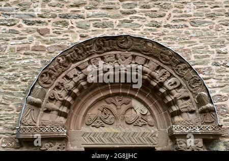 Kunstvoll geschnitztes Tympanon der South Door St. Mary and St. David Church Kilpeck Herefordshire England Großbritannien Stockfoto