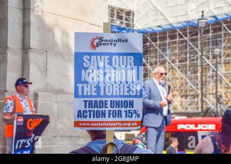 London, Großbritannien. Juli 2021. Ein Protestler hält im Alten Palasthof gegenüber dem parlament ein Plakat mit dem Titel „Rette unseren NHS vor den Tories“ hoch. Gewerkschaftsmitglieder, NHS-Arbeiter und Unterstützer versammelten sich in Westminster, um eine Lohnerhöhung von 15% für alle NHS-Arbeiter zu fordern, nachdem die Regierung eine Erhöhung um 1% vorgeschlagen hatte, und marschierten zur Downing Street 10, um ihre Petition zu überbringen. Stockfoto