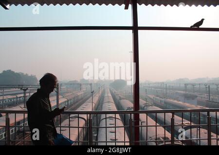 goldene Stunde im alten Delhi Bahnhof an einem Sommermorgen Stockfoto