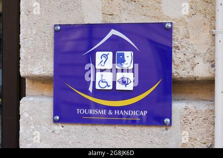 Bordeaux , Aquitaine Frankreich - 12 28 2020 : Tourismus und Behinderung Logo und Text-Zeichen an der Wand Staat frankreich garantiert Marke der französischen Gastfreundschaft und Stockfoto