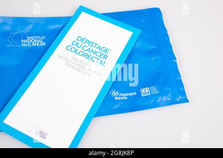 Bordeaux , Aquitaine Frankreich - 12 28 2020 : Screening-Testkit für Darmkrebs mit Beutel und medizinischem Informationsflyer in Frankreich Stockfoto