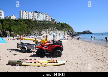 Rettungsschwimmer in South Beach, Tenby, Pembrokeshire, South Wales, Juli 2021 Stockfoto