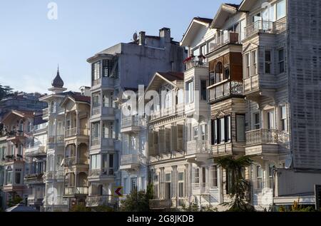 IstanbulTürkei - 12 11 2020:die schönsten Häuser traditioneller türkischer Architektur in Istanbul. Stockfoto