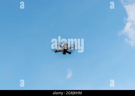 Kiew, Ukraine - 26. April 2021: Eine neue DJI FPV-Drohne fliegt an einem sonnigen Tag vor Himmel. Stockfoto