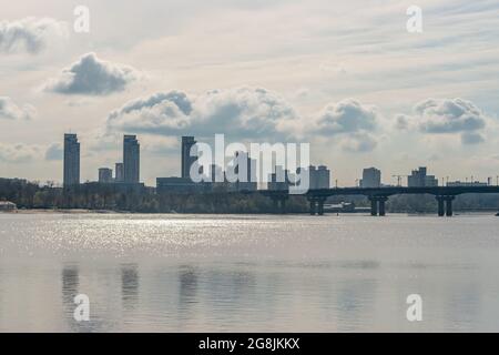 Landschaftsansicht der Stadt mit Häusern in Kiew, Ukraine. Stockfoto