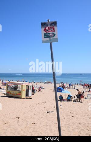 Hunde sind auf Teilen von South Beach, Tenby, Pembrokeshire, South Wales im Juli 2021 nicht erlaubt Stockfoto