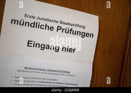 München, Deutschland. Juli 2021. Ein Schild mit der Aufschrift „Erstes Staatsrechtsprüfung - mündliche Prüfung - Eingang hier“ hängt an der Tür eines Raumes im Bezirksgericht I. Quelle: Peter Kneffel/dpa/Alamy Live News Stockfoto