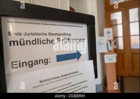 München, Deutschland. Juli 2021. Ein Schild mit der Aufschrift „Erstes Staatsrechtsprüfung - mündliche Prüfung - Eingang hier“ hängt an der Tür eines Raumes im Bezirksgericht I. Quelle: Peter Kneffel/dpa/Alamy Live News Stockfoto