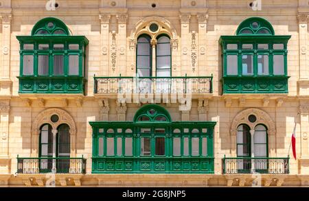 Grüne traditionelle Balkone an den Fassaden des Steinhauses. Valletta. Malta. Stockfoto