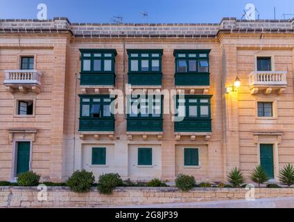 Grüne traditionelle Balkone an den Fassaden des Steinhauses. Valletta. Malta. Stockfoto