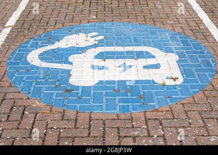 Lackiertes Schild auf dem Boden einer Elektroauto-Einsteckstation Stockfoto