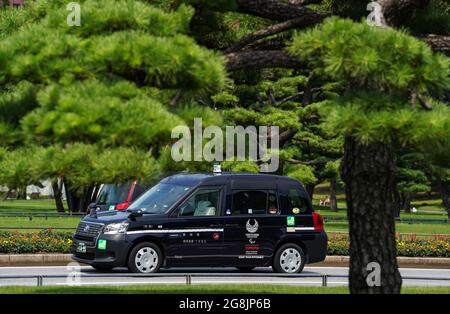 (210721) -- TOKYO, 21. Juli 2021 (Xinhua) -- EIN Taxi, das mit dem Logo von Tokyo 2020 bemalt ist, ist in der Innenstadt von Tokyo, Japan, am 21. Juli 2021 zu sehen. Die Olympischen Spiele 2020 in Tokio beginnen hier am Freitag. (Xinhua/Liu Dawei) Stockfoto