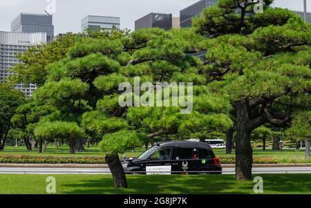 (210721) -- TOKYO, 21. Juli 2021 (Xinhua) -- EIN Taxi, das mit dem Logo von Tokyo 2020 bemalt ist, ist in der Innenstadt von Tokyo, Japan, am 21. Juli 2021 zu sehen. Die Olympischen Spiele 2020 in Tokio beginnen hier am Freitag. (Xinhua/Liu Dawei) Stockfoto