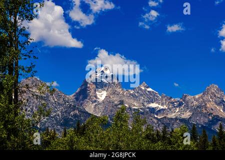 Dies ist ein Blick auf den majestätischen Grand Teton Peak (Mittelrahmen) in der Teton Range des Grand Teton National Park, Moose, Wyoming, USA. Stockfoto