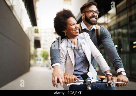 Glückliches Business Paar mit dem Fahrrad durch die Stadt und Spaß Stockfoto