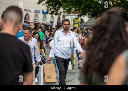 Mann mit zahlreichen Einkaufstüten: Fred Perry. Viele Menschen nutzen den Samstag den 4. Juli 2020 um in der Innenstadt in München Geschäfte zu tätigen und durch die Geschäfte zu stöbern. Vor einigen Lädchen gat es auch lange Schlangen. - VIELE Leute nutzten den samstag zum Einkaufen. (Foto: Alexander Pohl/Sipa USA) Quelle: SIPA USA/Alamy Live News Stockfoto