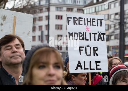 Schild mit dem Schriftzug Freiheit & Mobilität für alle. In München haben sich 100 - 150 Gegnerinnen und Gegner von Fahrverbotsen entfernt. Organized is the Demo of the Automobilclub Mobil. Auch einige Rechtsextreme und AfD-Funktionen haben an der Kundenumgebung teilgenommen und ausgeredet. (Foto: Alexander Pohl/Sipa USA) Quelle: SIPA USA/Alamy Live News Stockfoto