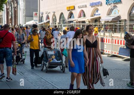 Menschen am 13. Juni 2020 sind in der Fußgängerzone in München trotz Corona in bester Kauflaune. Die Straßen und Geschäfte sind voll. (Foto: Alexander Pohl/Sipa USA) Quelle: SIPA USA/Alamy Live News Stockfoto