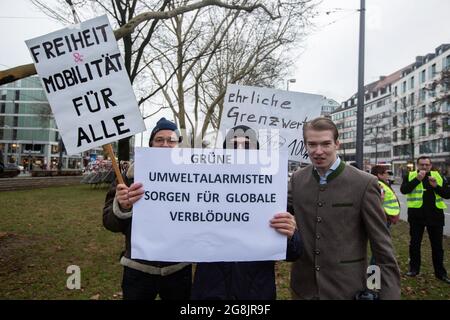 Aktivieren gegen Fahrverbote mit Schildern und Plakaten mit der Aufschrift Freiheit & Mobilität für alle, Grüne Umweltalisten sorgen für globale Verblöung, ehrliche Grenzwerte 40 ppm durchgestrichen 100 ppm. In München haben sich 100 - 150 Gegnerinnen und Gegner von Fahrverbotsen entfernt. Organized is the Demo of the Automobilclub Mobil. Auch einige Rechtsextreme und AfD-Funktionen haben an der Kundenumgebung teilgenommen und ausgeredet. (Foto: Alexander Pohl/Sipa USA) Quelle: SIPA USA/Alamy Live News Stockfoto