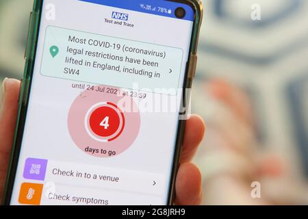 London, Großbritannien, 21. Juli 2021: Ein Mobiltelefon zeigt eine Benachrichtigung zur Selbstisolierung aufgrund einer möglichen covid-Exposition an, die von der NHS covid-App gesendet wird. Die Zählung zeigt an, dass der 10-tägige Zeitraum für die Selbstisolierung 4 Tage vergehen muss. Die gegebenen Anweisungen sind nicht, um Ihr Haus zu verlassen, auch für die tägliche Bewegung, aber da die App nicht rechtlich bindend ist, im Gegensatz zu Track and Trace, ist nicht bekannt, welcher Anteil der Menschen folgen den Empfehlungen. Anna Watson/Alamy Live News Stockfoto