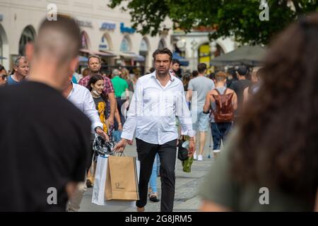 Mann mit zahlreichen Einkaufstüten: Fred Perry. Viele Menschen nutzen den Samstag den 4. Juli 2020 um in der Innenstadt in München Geschäfte zu tätigen und durch die Geschäfte zu stöbern. Vor einigen Lädchen gat es auch lange Schlangen. - VIELE Leute nutzten den samstag zum Einkaufen. (Foto: Alexander Pohl/Sipa USA) Quelle: SIPA USA/Alamy Live News Stockfoto