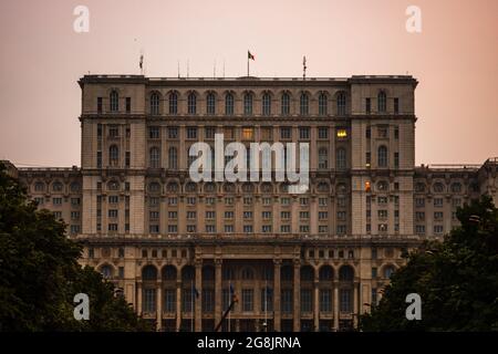 Palast des Parlaments bei Nacht in Bukarest, Rumänien Stockfoto