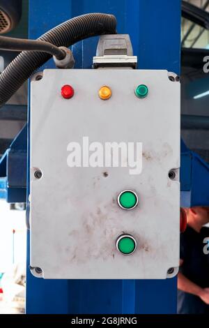 Bedienfeld und Tasten für Autohebevorsteuerung in einer Werkstatt für Autoreparaturen. Stockfoto