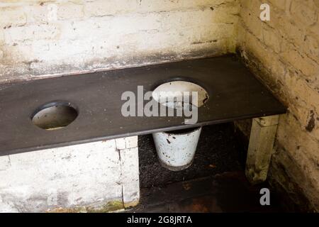 Altmodische private Toilette oder Toilette in einem Außengebäude, BCLM UK Stockfoto