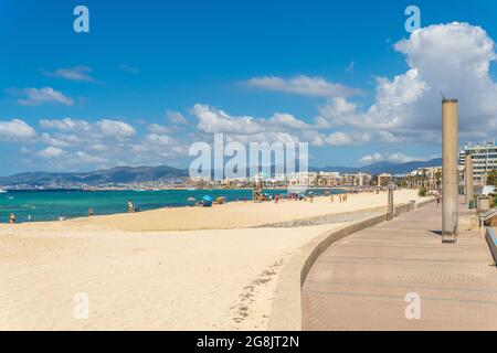 Platja de Palma, Spanien; 16 2021. juli: Allgemeine Ansicht des Strandes von Palma de Mallorca an einem sonnigen Sommertag, mit Touristen an seinen Stränden nach dem Cov Stockfoto