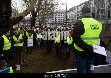 Der Gründer von Mobil Michael Haberland mit gelber Weste hält eine Rede. In München haben sich 100 - 150 Gegnerinnen und Gegner von Fahrverbotsen entfernt. Organized is the Demo of the Automobilclub Mobil. Auch einige Rechtsextreme und AfD-Funktionen haben an der Kundenumgebung teilgenommen und ausgeredet. (Foto: Alexander Pohl/Sipa USA) Quelle: SIPA USA/Alamy Live News Stockfoto