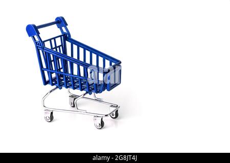 Nahaufnahme des Supermarkts Supermarkt Push Cart für den Einkauf mit schwarzen Rädern und Kunststoff-Elemente auf Griff isoliert auf weißem Hintergrund. Konzept von Stockfoto