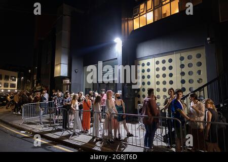 Clubber begeben sich in den frühen Morgenstunden des „Freedom Day“ zum Oval Space Night Club, wo am 00.01. Juli die Live-Musik-Veranstaltungsorte wieder eröffnet werden durften. Stockfoto