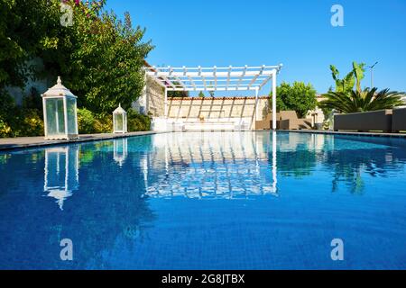 Luxuriöser Swimmingpool und Terrasse einer ägäischen oder mediterranen Villa. Stockfoto