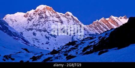 Annapurna South, Baraha Shikhar, Annapurna Range Sunrise, Trek zum Annapurna Base Camp, Annapurna Conservation Area, Himalaya, Nepal, Asien Stockfoto