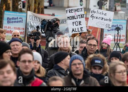 Aktivieren gegen Fahrverbote mit Schildern und Plakaten mit der Aufschrift Freiheit & Mobilität für alle, ehrliche Grenzwerte 40 ppm durchgestrichen 100 ppm. In München haben sich 100 - 150 Gegnerinnen und Gegner von Fahrverbotsen entfernt. Organized is the Demo of the Automobilclub Mobil. Auch einige Rechtsextreme und AfD-Funktionen haben an der Kundenumgebung teilgenommen und ausgeredet. (Foto: Alexander Pohl/Sipa USA) Quelle: SIPA USA/Alamy Live News Stockfoto