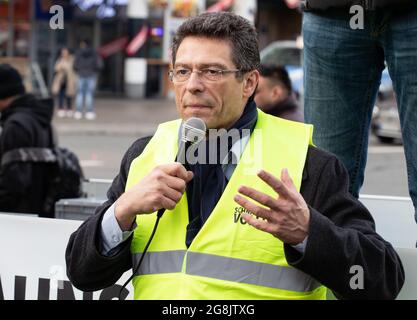 Der AfD Politiker und Bundestagsgeordnete Wolfgang Wiehle bei seinber Rede. In München haben sich 100 - 150 Gegnerinnen und Gegner von Fahrverbotsen entfernt. Organized is the Demo of the Automobilclub Mobil. Auch einige Rechtsextreme und AfD-Funktionen haben an der Kundenumgebung teilgenommen und ausgeredet. (Foto: Alexander Pohl/Sipa USA) Quelle: SIPA USA/Alamy Live News Stockfoto