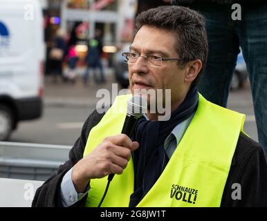 Der AfD Politiker und Bundestagsgeordnete Wolfgang Wiehle bei seinber Rede. In München haben sich 100 - 150 Gegnerinnen und Gegner von Fahrverbotsen entfernt. Organized is the Demo of the Automobilclub Mobil. Auch einige Rechtsextreme und AfD-Funktionen haben an der Kundenumgebung teilgenommen und ausgeredet. (Foto: Alexander Pohl/Sipa USA) Quelle: SIPA USA/Alamy Live News Stockfoto