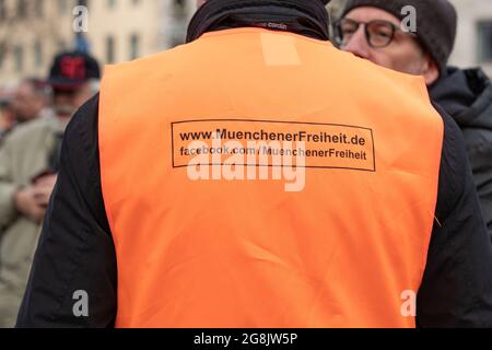 Mann mit orangener Weste mit der Aufschrift MuenchenerFreiheit.de in München haben sich 100 - 150 Gegnerinnen und Gegner von Fahrverboten sammelt. Organized is the Demo of the Automobilclub Mobil. Auch einige Rechtsextreme und AfD-Funktionen haben an der Kundenumgebung teilgenommen und ausgeredet. (Foto: Alexander Pohl/Sipa USA) Quelle: SIPA USA/Alamy Live News Stockfoto