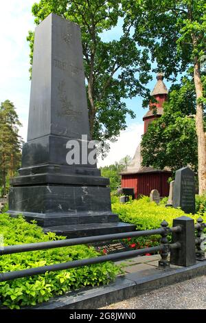 Das Grab von Elias Lönnrot und seiner Familie in Sammati, Finnland. Elias Lönnrot ist vor allem dafür bekannt, das finnische Nationalepos Kalevala zu erschaffen. Juni 2021 Stockfoto