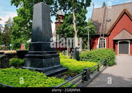 Das Grab von Elias Lönnrot und seiner Familie in Sammati, Finnland. Elias Lönnrot ist vor allem dafür bekannt, das finnische Nationalepos Kalevala zu erschaffen. Juni 2021 Stockfoto