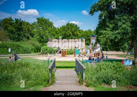 BOHMTE, DEUTSCHLAND. 27. JUNI 2021 Naturpark Dammer. Kinder spielen auf dem Hof, grüne Wiese. Stockfoto