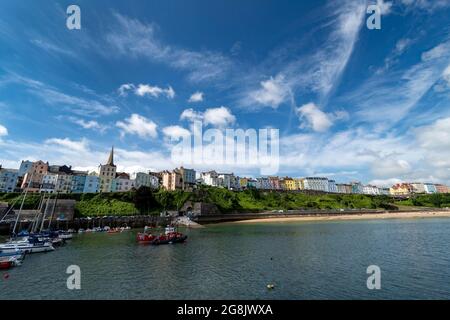 Tenby Hafen an der Pembrokeshire Küste im Sommer Stockfoto