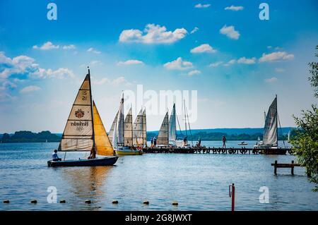 BOHMTE, DEUTSCHLAND. 27. JUNI 2021 Naturpark Dammer. Yachten liegen am Pier. Yachtsport Stockfoto