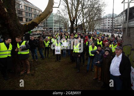 In München haben sich 100 - 150 Gegnerinnen und Gegner von Fahrverbotsen entfernt. Organized is the Demo of the Automobilclub Mobil. Auch einige Rechtsextreme und AfD-Funktionen haben an der Kundenumgebung teilgenommen und ausgeredet. (Foto: Alexander Pohl/Sipa USA) Quelle: SIPA USA/Alamy Live News Stockfoto