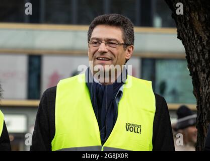 Der AfD Politiker und Bundestagsabordnung Wolfgang Wiehle bei der Kundgebung. In München haben sich 100 - 150 Gegnerinnen und Gegner von Fahrverbotsen entfernt. Organized is the Demo of the Automobilclub Mobil. Auch einige Rechtsextreme und AfD-Funktionen haben an der Kundenumgebung teilgenommen und ausgeredet. (Foto: Alexander Pohl/Sipa USA) Quelle: SIPA USA/Alamy Live News Stockfoto