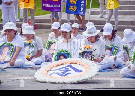 London, Großbritannien. Juli 2021. Falun Gong-Praktizierende und Unterstützer versammelten sich vor dem Parlamentsgebäude, um gegen die Verfolgung von Falun Gong (auch bekannt als Falun Dafa)-Meditationspraktikern durch die chinesische Regierung durch Entführungen, Inhaftierung, Folter und Organraub zu protestieren. Stockfoto