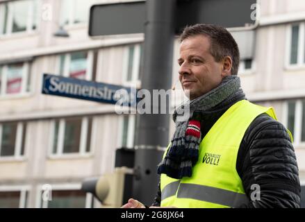 Der Gründer und Präsident von Mobil Michael Haberland. In München haben sich 100 - 150 Gegnerinnen und Gegner von Fahrverbotsen entfernt. Organized is the Demo of the Automobilclub Mobil. Auch einige Rechtsextreme und AfD-Funktionen haben an der Kundenumgebung teilgenommen und ausgeredet. (Foto: Alexander Pohl/Sipa USA) Quelle: SIPA USA/Alamy Live News Stockfoto