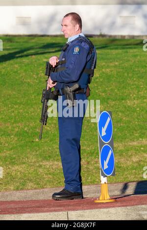 Ein neuseeländischer Polizeibeamter, der mit einem halbautomatischen Gewehr bewaffnet ist und eine Straße bewacht Stockfoto