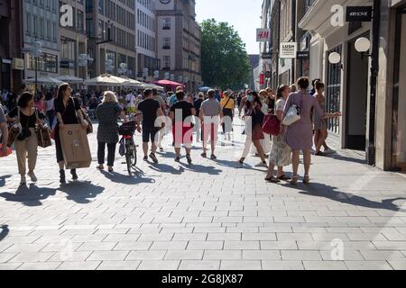 Menschen am 13. Juni 2020 sind in der Fußgängerzone in München trotz Corona in bester Kauflaune. Die Straßen und Geschäfte sind voll. (Foto: Alexander Pohl/Sipa USA) Quelle: SIPA USA/Alamy Live News Stockfoto